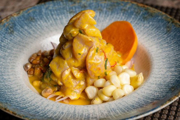 ¿Cómo hacer una ensalada Cobb con pollo a la parrilla y aguacate?